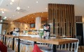 Bäckerei-Filiale Sipl in Ingolstadt. Große abgerundete Back-Theke. Gemütliche Sitzgelegenheiten